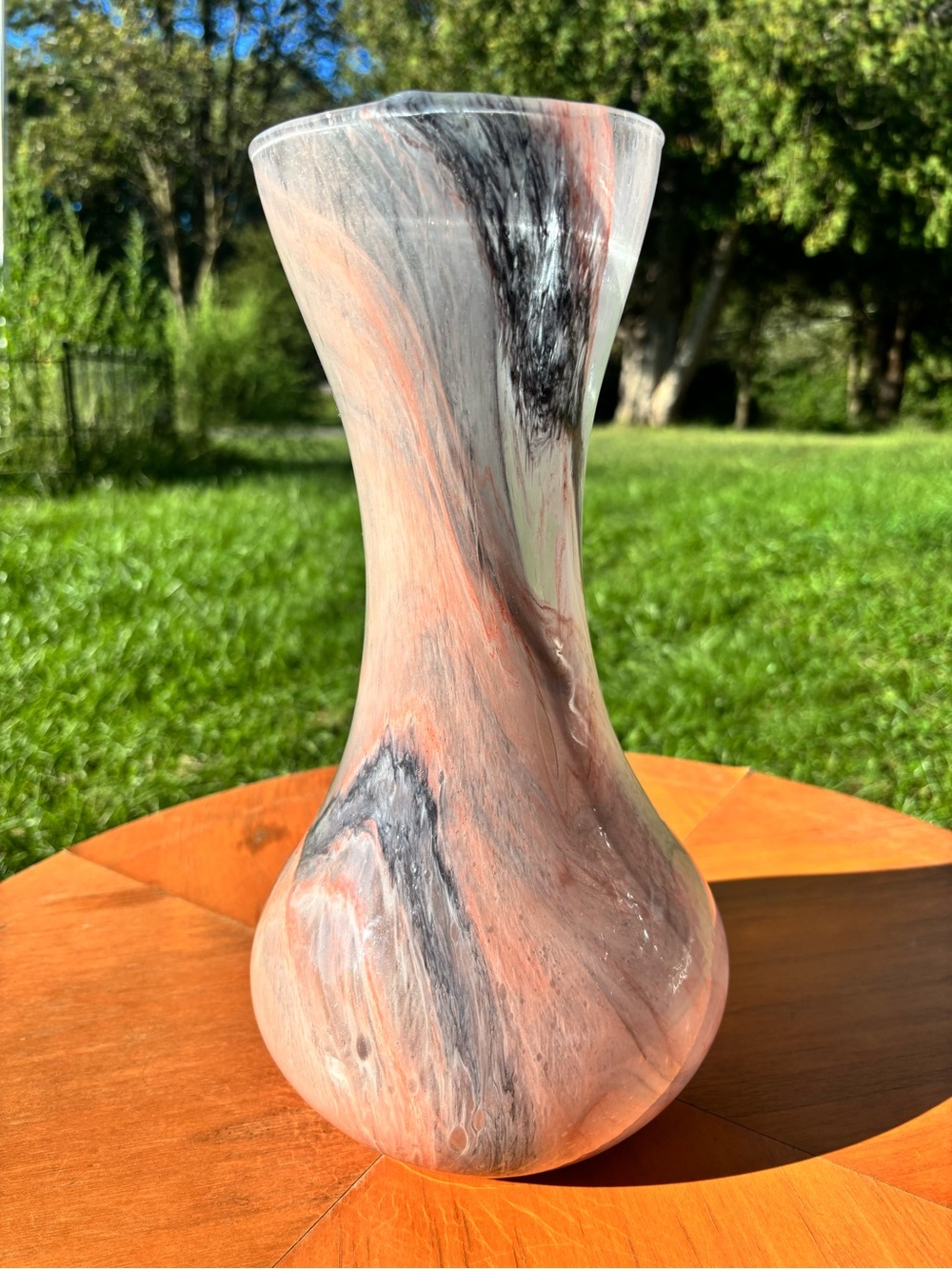 VINTAGE HAND-BLOWN ITALIAN ART GLASS VASE MURANO-STYLE.